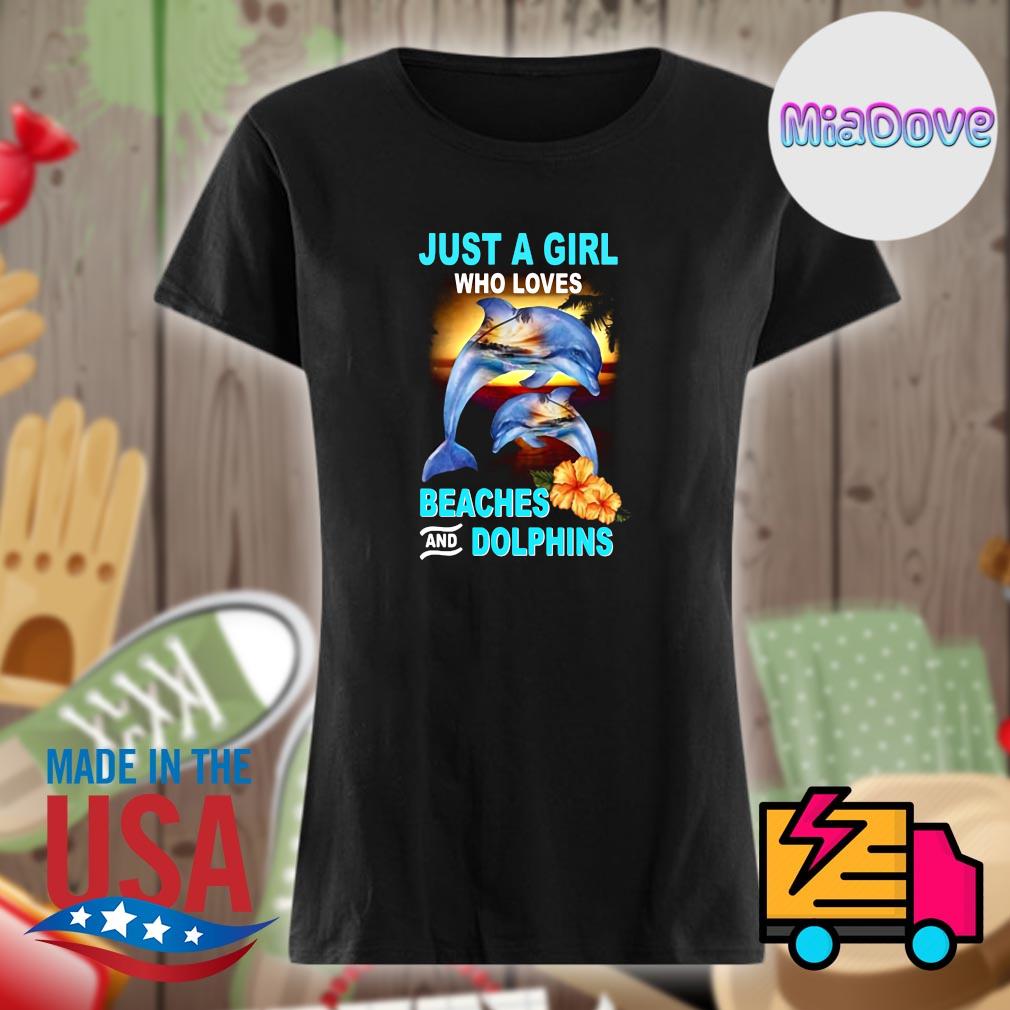 Just a girl who loves Beaches and Dolphins s Ladies t-shirt